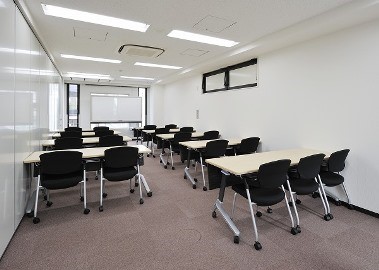 会議室A（スクール形式19名）