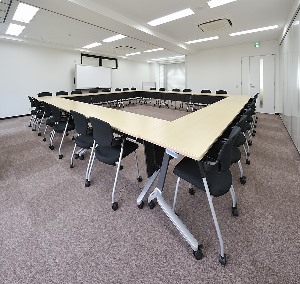 会議室A＋B（ロの字型28名）